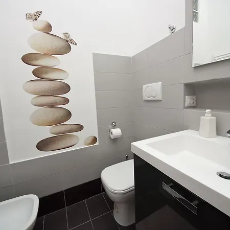 Cheap And Chic White At Coliseum Apartment Rome