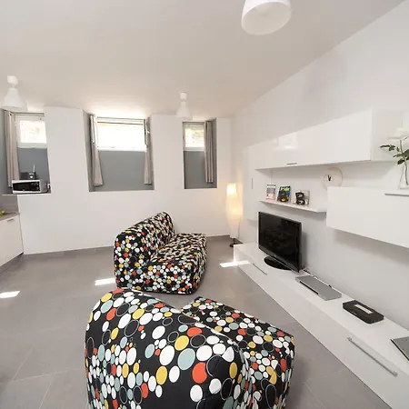 Cheap And Chic White At Coliseum Apartment