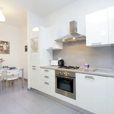 Cheap And Chic White At Coliseum Apartment Rome